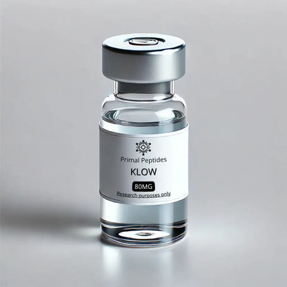 Vial met peptideoplossing - onderzoekspeptide KLOW in glazen flesje